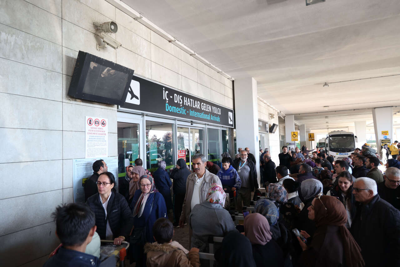 Konya Havalimanı’nda duygusal kavuşma! Vefa Umresi’nin üçüncü kafilesi döndü 4